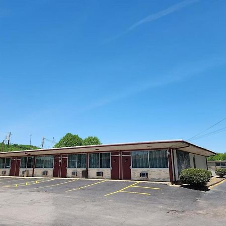 Executive Inn By Oyo Queenville Mena Exterior photo