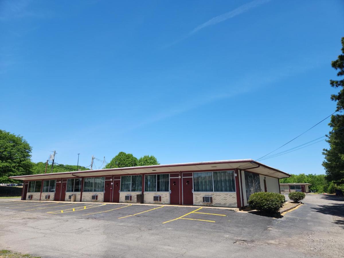 Executive Inn By Oyo Queenville Mena Exterior photo