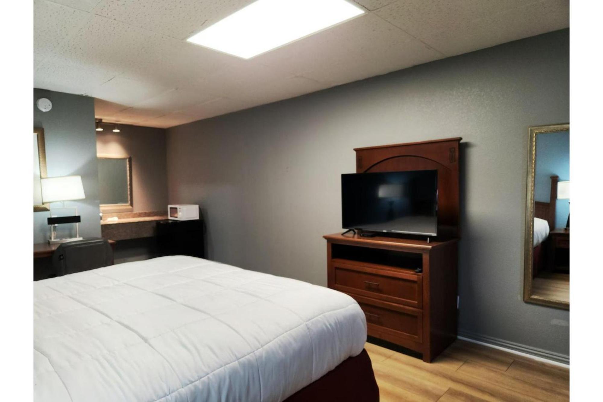 Executive Inn By Oyo Queenville Mena Exterior photo