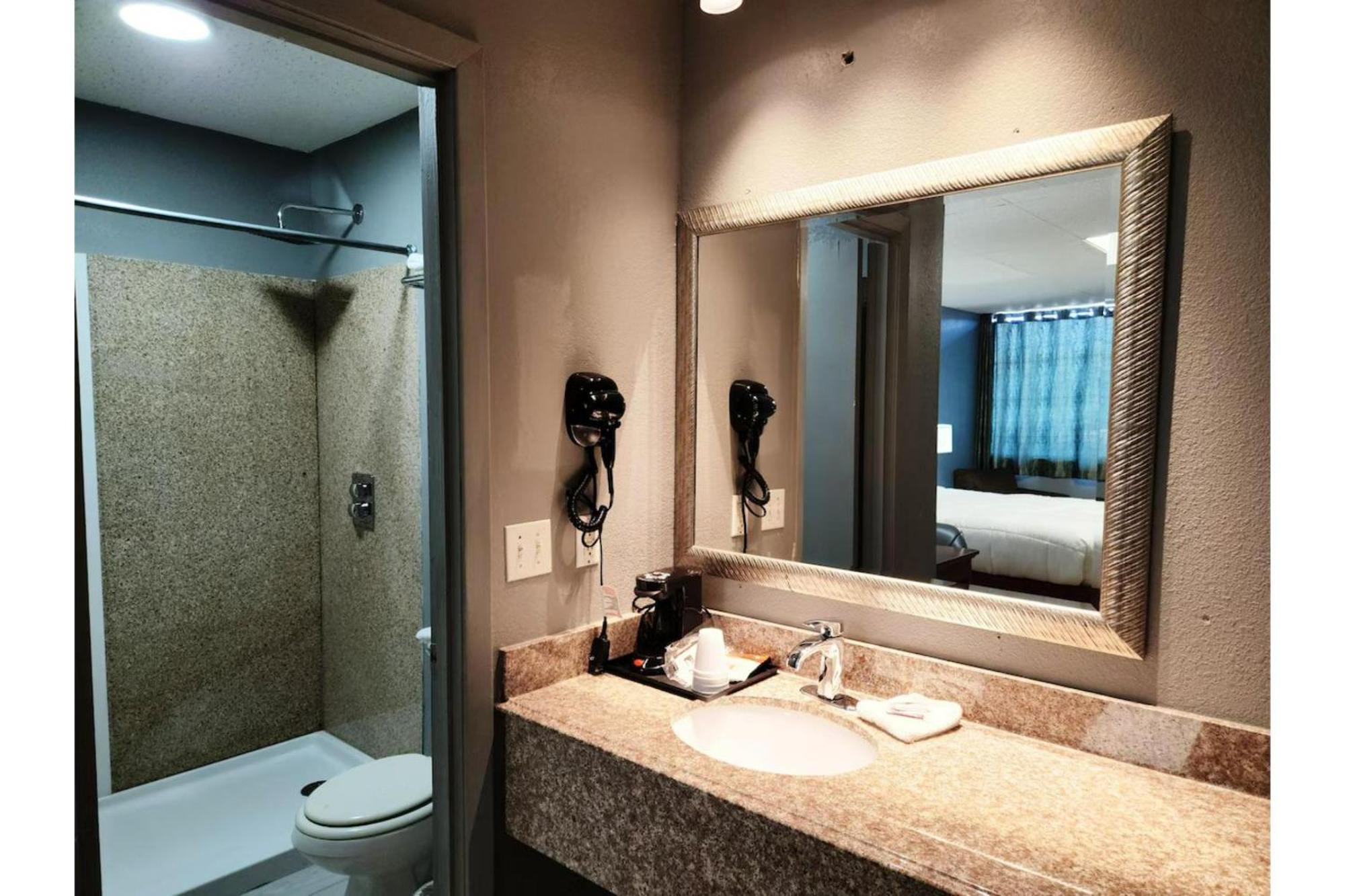 Executive Inn By Oyo Queenville Mena Exterior photo
