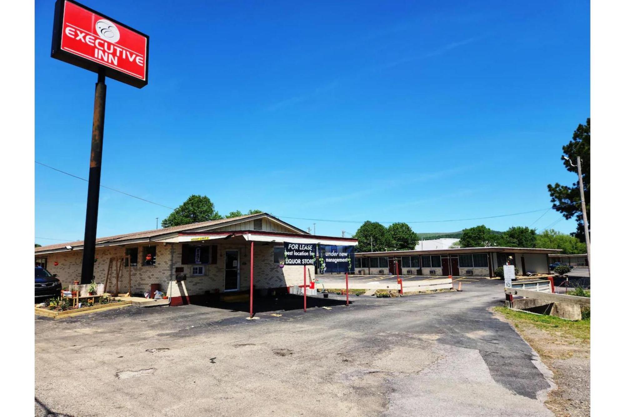 Executive Inn By Oyo Queenville Mena Exterior photo