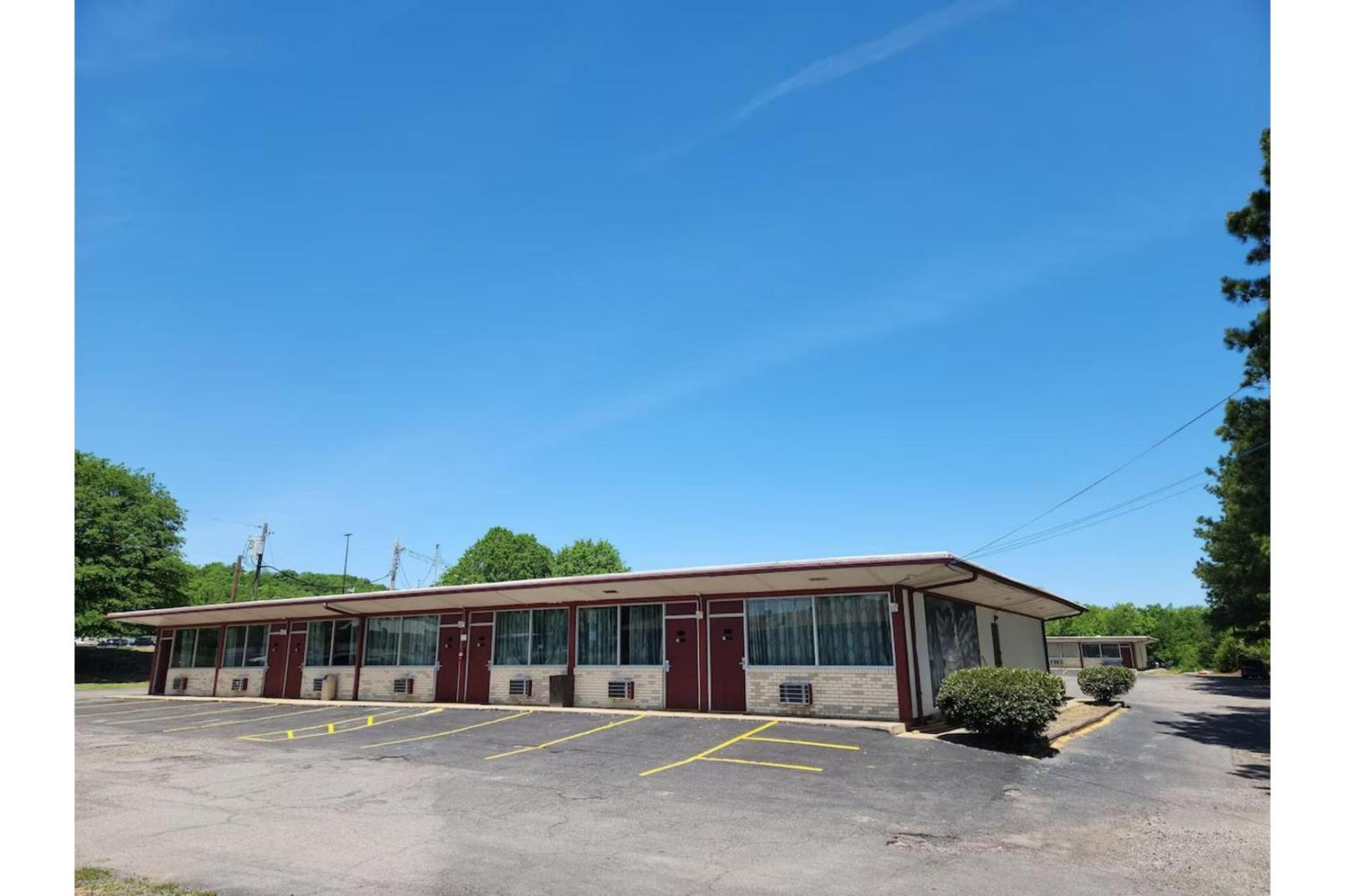 Executive Inn By Oyo Queenville Mena Exterior photo